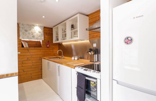 Pill Cottage | AVONSIDE COTTAGE, pet friendly, with a garden in Pill, Somerset