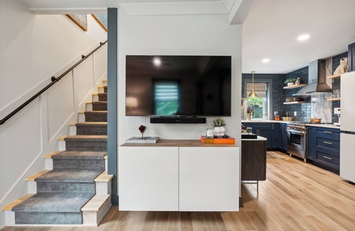 Bath House | Award Winning Luxury Carriage House a short stroll from town!