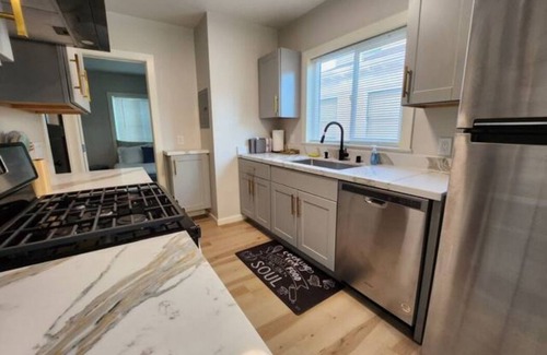 Upper Telegraph Apartment | Awesome 2 Bedroom - Walk to UCB