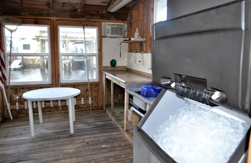 Salem House | Awesome 3 bedroom 2 bathroom house 5 minutes from the Gulf of Mexico!