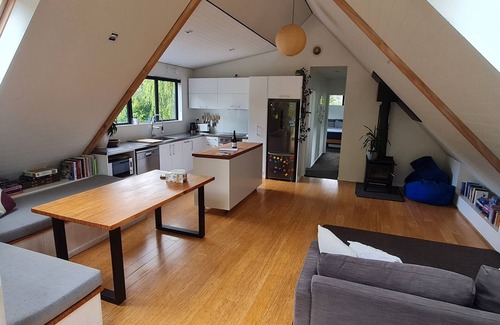 Arthur's Point Cottage | Awesome Arthurs Point Barnhouse