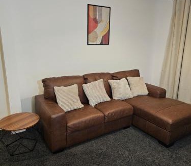 Acresford House | Awesome Coventry Home for Business Contractors and Suitable for families with Free Parking 14mins from NEC