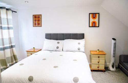 Acresford House | Awesome Coventry Home for Business Contractors and Suitable for families with Free Parking 14mins from NEC