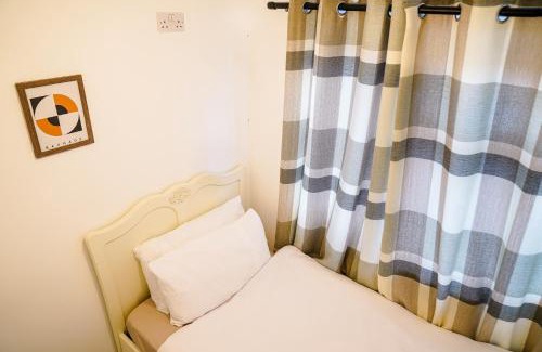 Acresford House | Awesome Coventry Home for Business Contractors and Suitable for families with Free Parking 14mins from NEC