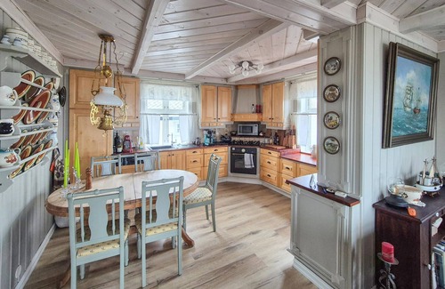 Selbjorn House | Awesome home in Bekkjarvik