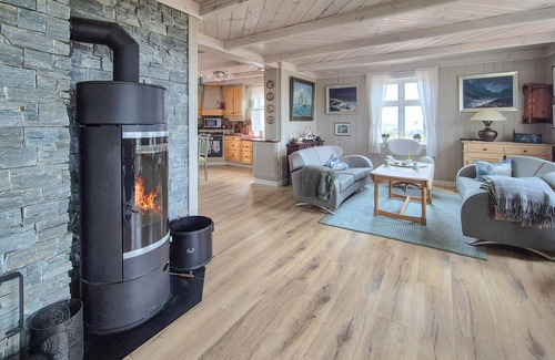 Selbjorn House | Awesome home in Bekkjarvik