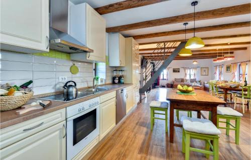 Breznicki Hum House | Awesome Home In Breznicki Hum