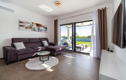 Brisevo House | Awesome Home In Brisevo With Jacuzzi