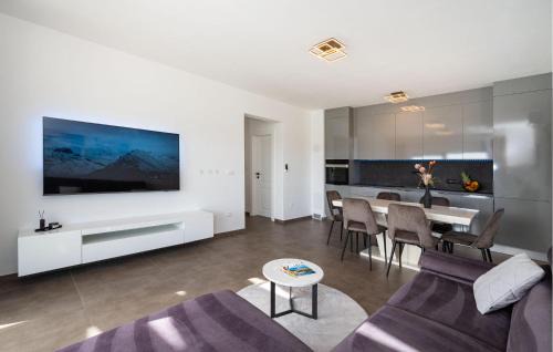 Brisevo House | Awesome Home In Brisevo With Jacuzzi