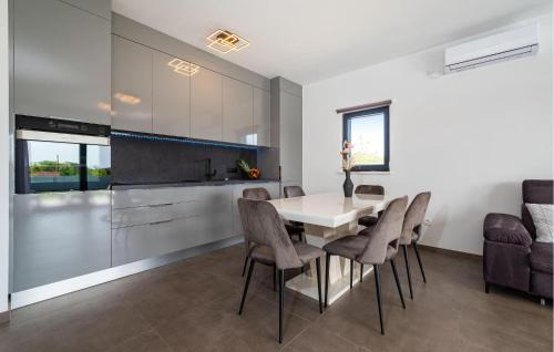 Brisevo House | Awesome Home In Brisevo With Jacuzzi