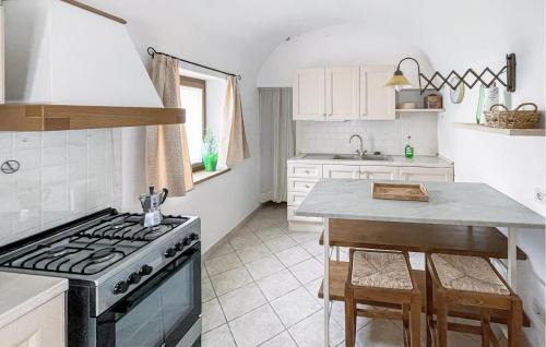 Mulazzo House | Awesome Home In Castagnetoli
