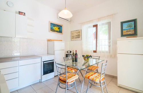 Dugi Rat House | Awesome home in Dugi Rat with WiFi