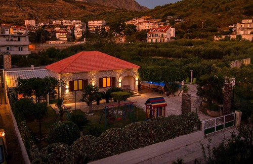 Dugi Rat House | Awesome home in Dugi Rat with WiFi