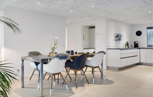 Vibæk Strand House | Awesome Home In Ebeltoft With Wifi