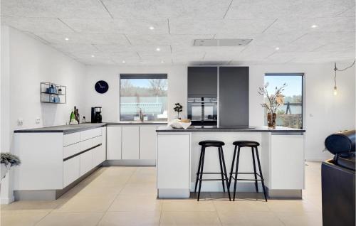 Vibæk Strand House | Awesome Home In Ebeltoft With Wifi