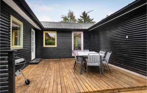 Fjellerup Strand House | Awesome Home In Glesborg With Wifi