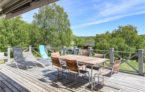 Apelgarden House | Awesome Home In Hjälteby With Wifi