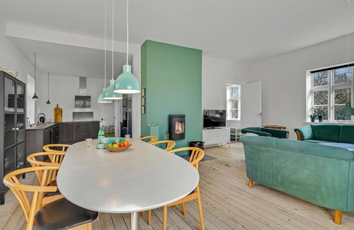 Ristinge House | Awesome home in Humble with WiFi