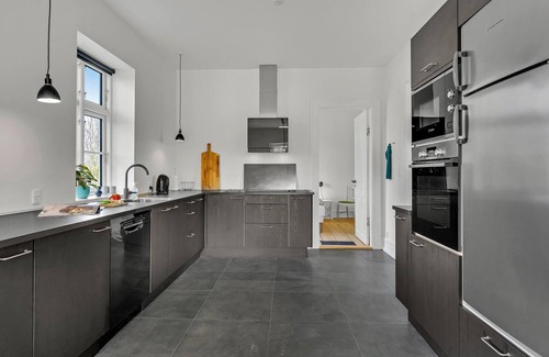 Ristinge House | Awesome home in Humble with WiFi
