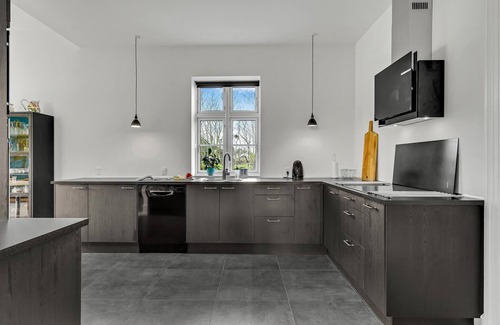 Ristinge House | Awesome home in Humble with WiFi