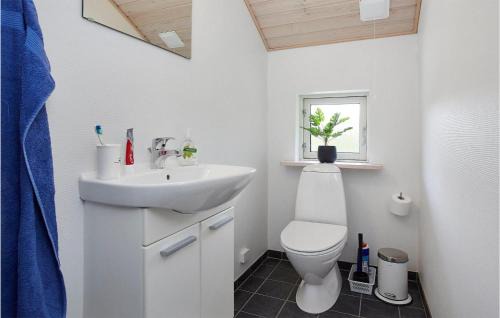 Pøt Strandby House | Awesome Home In Juelsminde With Kitchen