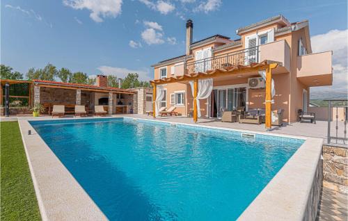 Ruzic House | Awesome Home In Ruzic With Jacuzzi