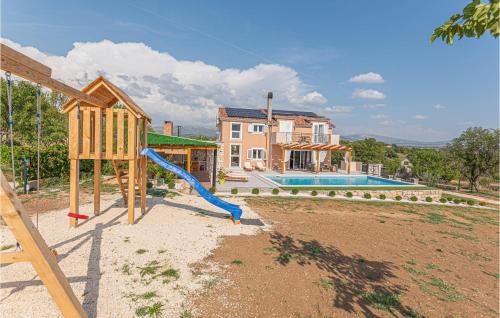 Ruzic House | Awesome Home In Ruzic With Jacuzzi