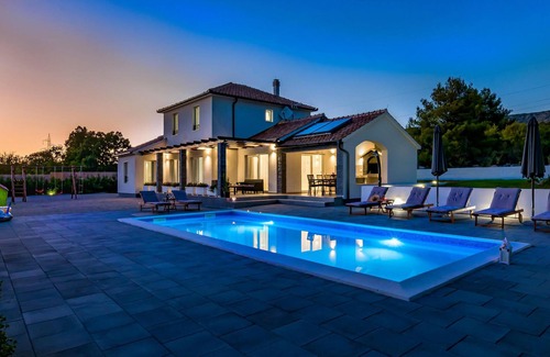 Sibenik House | Awesome home in Sibenik with WiFi