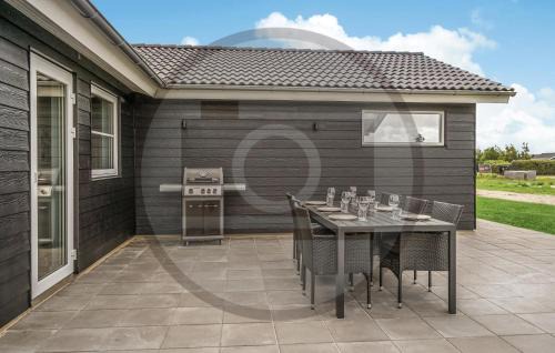 Skaven Strand House | Awesome Home In Tarm With Wifi