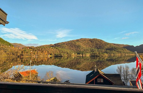 Eikjedalen House | Awesome home in Tysse with kitchen