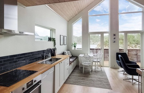 Bomlo House | Awesome home in Urangsvåg with WiFi