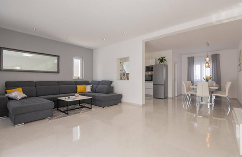 Zadvarje House | Awesome home in Zadvarje