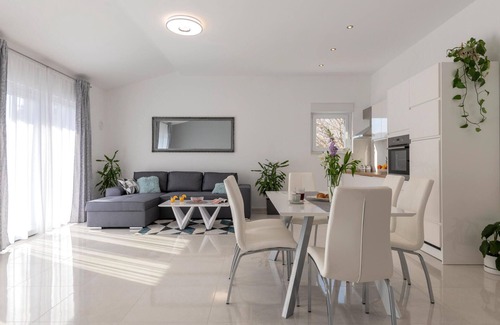 Zadvarje House | Awesome home in Zadvarje
