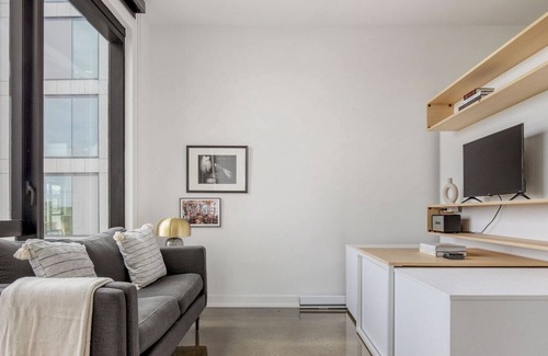 University Village / Little Italy Apartment | Awesome Pilsen Studio w/Rooftop, Dog Run & Gym, nr L, by Blueground