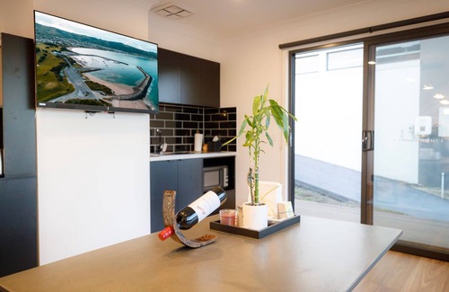 Apollo Bay House | Āyubō - A charming three-story house nestled in the picturesque suburb of Apollo Bay.