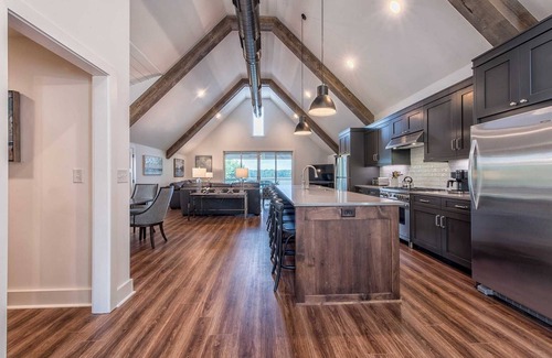 Lake Norman of Catawba Cottage | Azalea Retreat by Avantstay Sleeps 34 & Pool