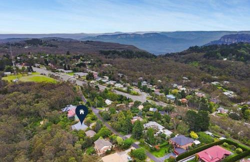 Wentworth Falls House | Azimuth - Spacious Family Retreat with City Views