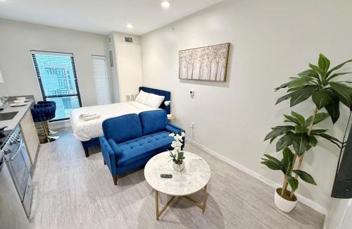 Downtown Des Moines Apartment | Azure Oasis Studio