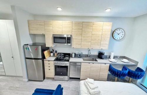 Downtown Des Moines Apartment | Azure Oasis Studio