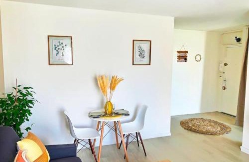 Meudon-la-Foret Apartment | b- Appartement lumineux proche velizy bis