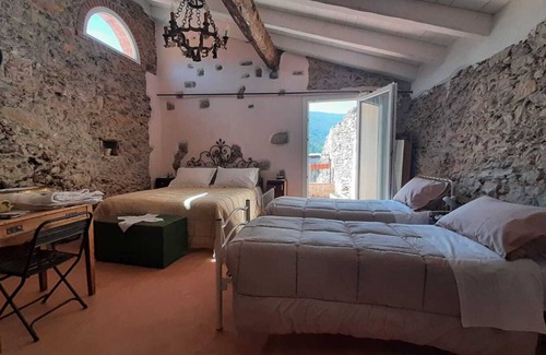 Quiliano Bed & Breakfast | b&b L'antica macina 5" from the beaches of Bergeggi and Spotorno Pets allowed.