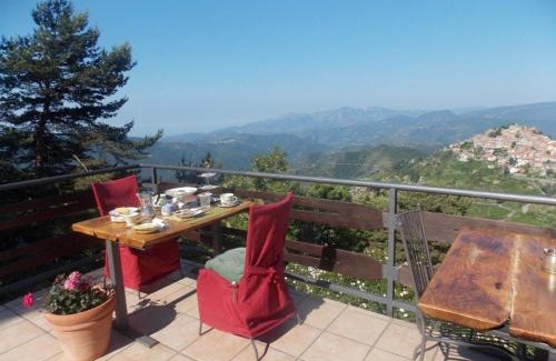 Bajardo Bed & Breakfast | B&B Le Camelie del Bosco