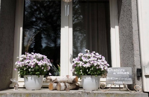 Sainte-Christine Bed & Breakfast | B&B Maison Coralie. Calm and relaxed environment. Pets welcome