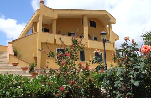 Caltanissetta Villa | B & B S. ELIA Room YELLOW: LOVELY VILLA SURROUNDED IN HISTORICAL PARK DUBINI