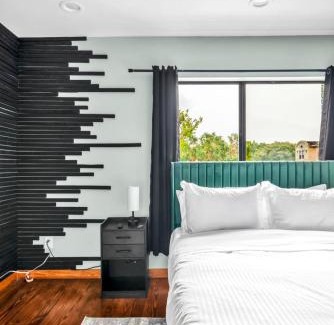 Neartown Apartment | B Houston Resort Style Pool EV Charging