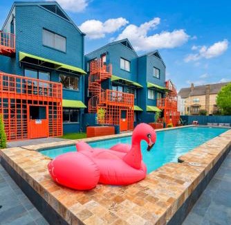 Neartown Apartment | B Houston Resort Style Pool EV Charging