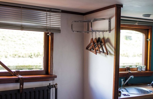 Rooigem Boat Rental | B3 Houseboat in the centre of Ghent, Captain's room