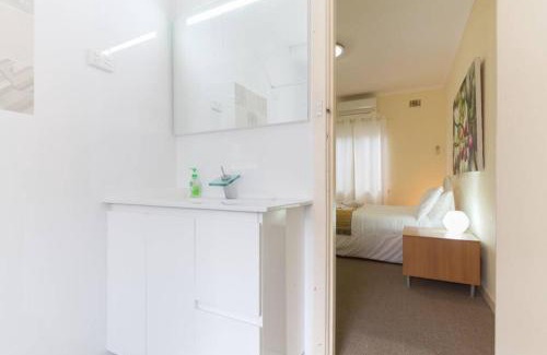 Crawley Apartment | B5 Crawley Apartment 1 BRM & Sleepout near UWA