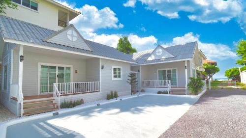 Khao Takiab House | Baan Casita With Private Seaside Cottage