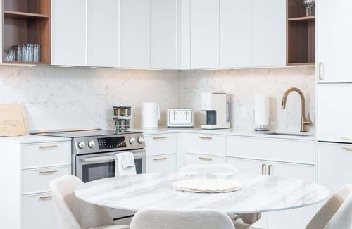 Bay Village Apartment | Back-Bay 2BR Penthouse w Roof top and GYM